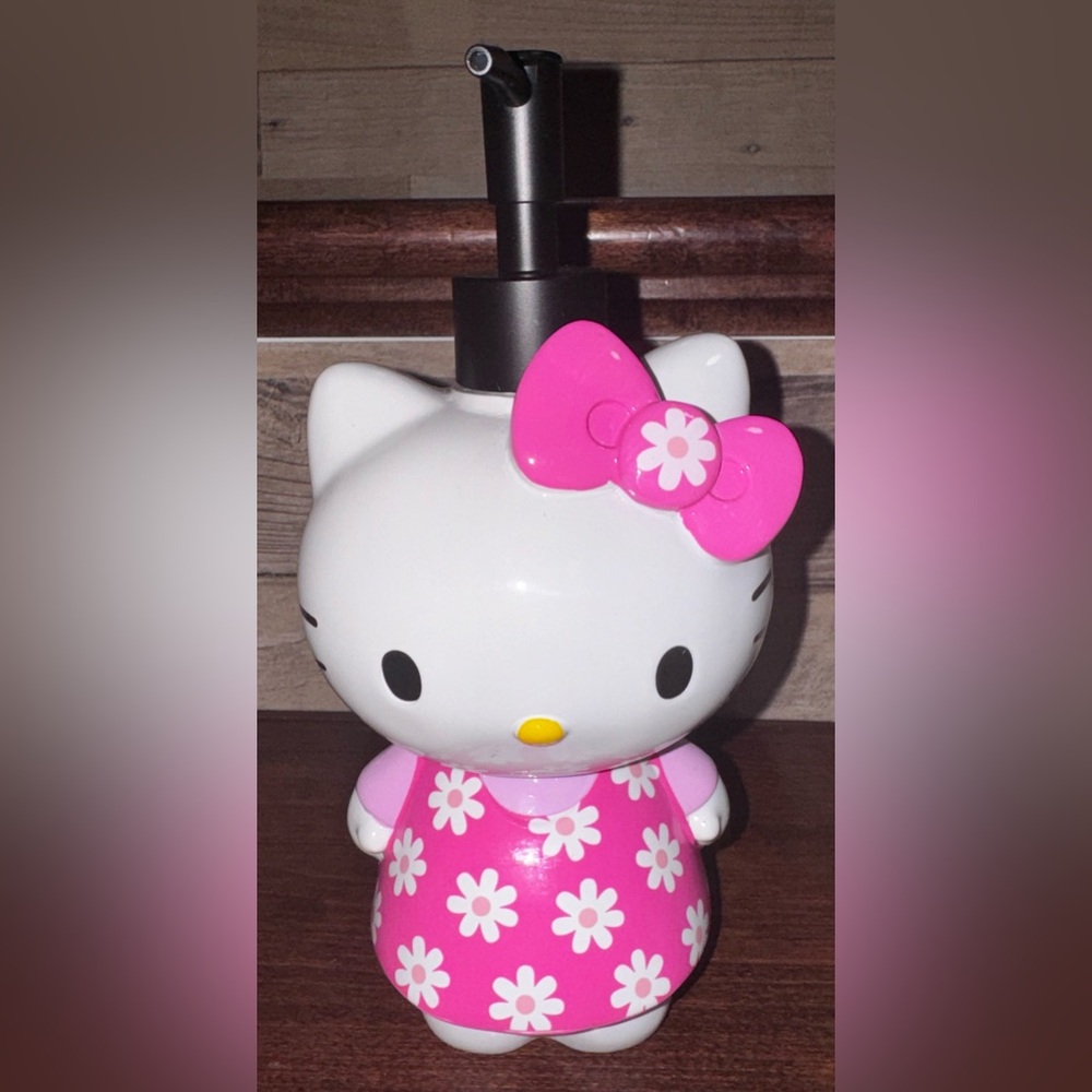 Super Cute 🥰 Hello Kitty Daisy 🌼 Dress Soap / Lotion Dispenser - NEW